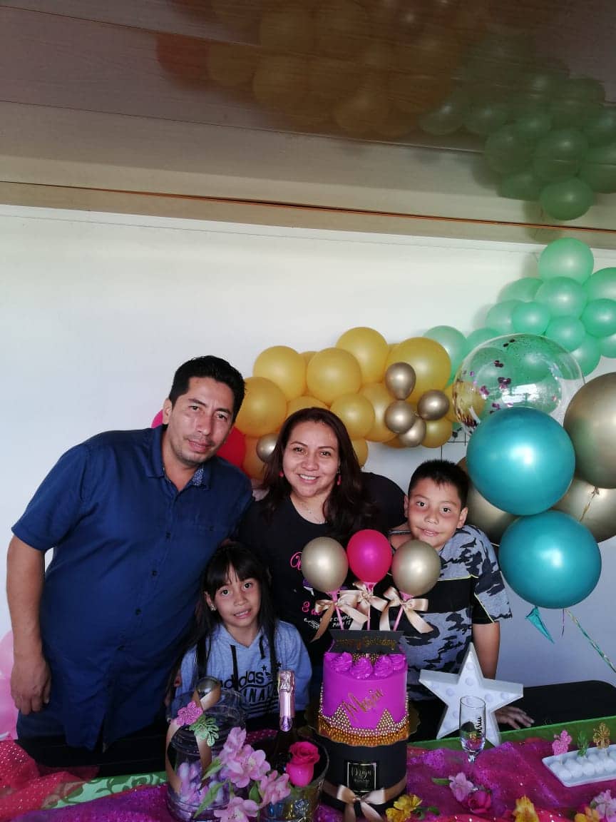 La homenajeada en compañía de su esposo, el abogado Oscar Eduardo Castro Romero y sus hijos Cristian Camilo Castro Herrera y Valerie Alejandra Castro Herrera.